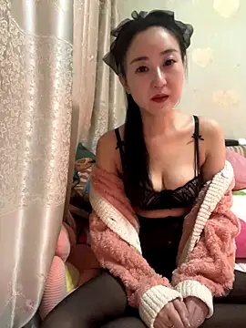 xiuchun100 online show from November 1, 2025, 12:10 pm