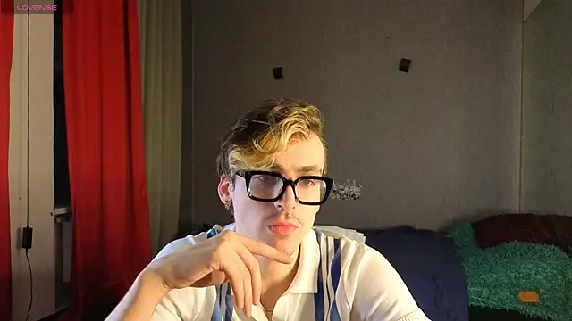 Snapshot of OLIVER__MARTINEZ chatting on October 5, 2025, 9:27 pm OLIVER  MARTINEZ online show from October 5, 2025, 9:27 pm