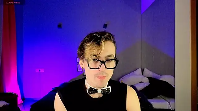 Snapshot of OLIVER__MARTINEZ chatting on October 13, 2025, 5:31 am OLIVER  MARTINEZ online show from October 13, 2025, 5:31 am