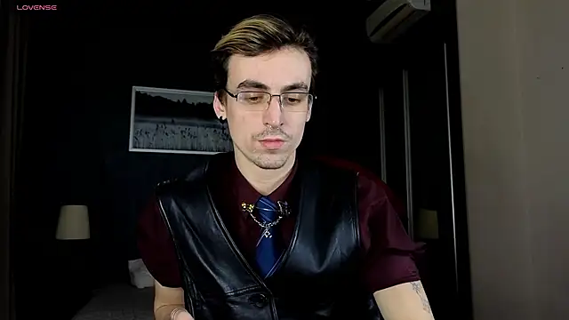 Snapshot of OLIVER__MARTINEZ chatting on October 23, 2025, 8:40 pm OLIVER  MARTINEZ online show from October 23, 2025, 8:40 pm