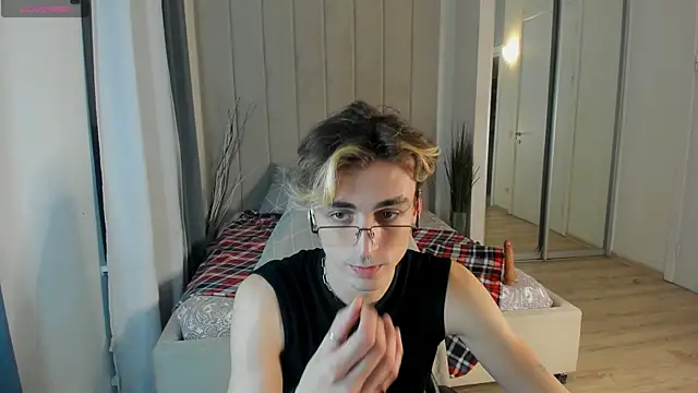 Snapshot of OLIVER__MARTINEZ chatting on September 24, 2025, 8:15 pm OLIVER  MARTINEZ online show from September 24, 2025, 8:15 pm