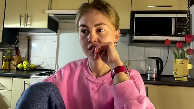 MartaLuna  online show from April 15, 2026, 8:09 pm