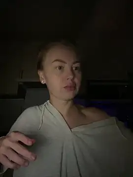 Snapshot of MartaLuna_ chatting on November 8, 2025, 7:39 pm MartaLuna online show from November 8, 2025, 7:39 pm