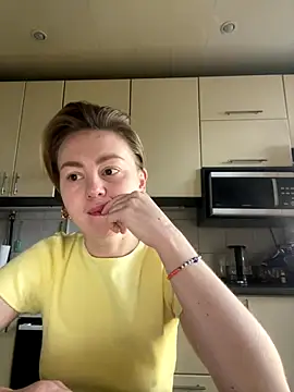 Snapshot of MartaLuna_ chatting on December 15, 2025, 9:37 am MartaLuna online show from December 15, 2025, 9:37 am