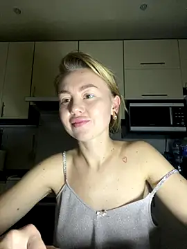 Snapshot of MartaLuna_ chatting on November 26, 2025, 7:36 pm MartaLuna online show from November 26, 2025, 7:36 pm