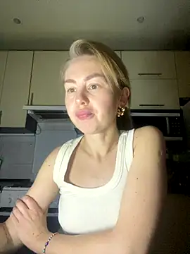 Snapshot of MartaLuna_ chatting on December 2, 2025, 7:26 pm MartaLuna online show from December 2, 2025, 7:26 pm