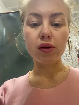 Snapshot of MartaLuna_ chatting on November 10, 2025, 8:58 pm MartaLuna online show from November 10, 2025, 8:58 pm