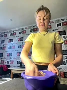 Snapshot of MartaLuna_ chatting on November 25, 2025, 10:04 am MartaLuna online show from November 25, 2025, 10:04 am