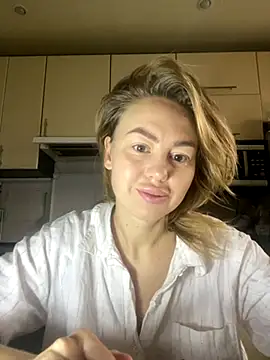 Snapshot of MartaLuna_ chatting on November 16, 2025, 7:35 am MartaLuna online show from November 16, 2025, 7:35 am