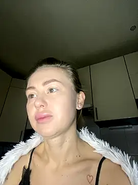 Snapshot of MartaLuna_ chatting on November 21, 2025, 2:10 am MartaLuna online show from November 21, 2025, 2:10 am