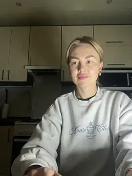 Snapshot of MartaLuna_ chatting on November 27, 2025, 7:58 pm MartaLuna online show from November 27, 2025, 7:58 pm