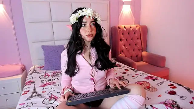 Snapshot of Ashleypetit chatting on August 7, 2026, 1:28 pm Ashleypetit online show from August 7, 2026, 1:28 pm