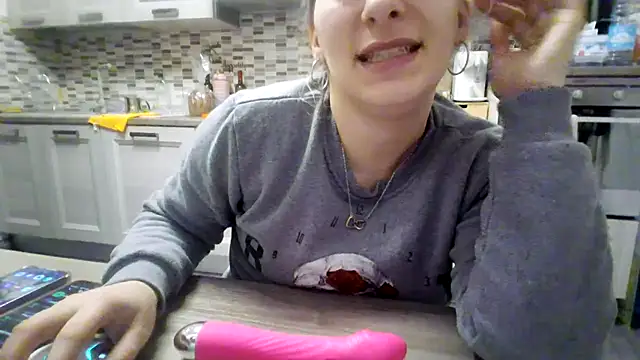 Snapshot of Camaleontica chatting on December 16, 2025, 10:47 pm Camaleontica online show from December 16, 2025, 10:47 pm