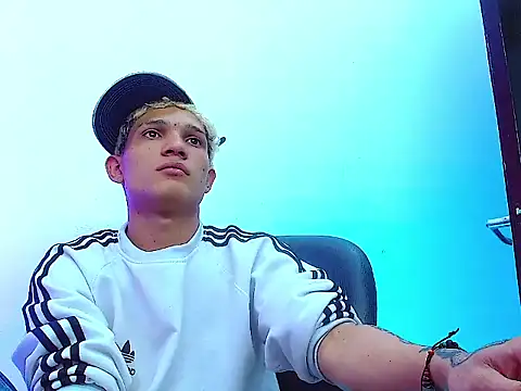 Snapshot of EL_VENEZOLANO_22CM chatting on November 27, 2025, 3:40 am EL VENEZOLANO 22CM online show from November 27, 2025, 3:40 am