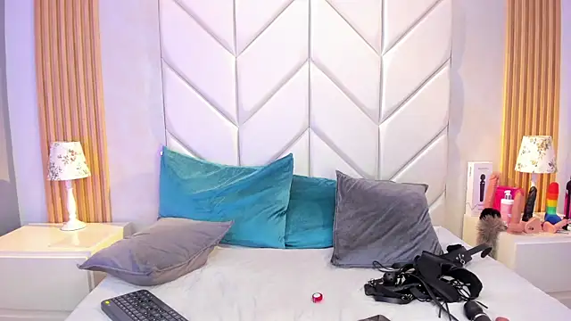 AishaValcazar online show from April 7, 2026, 4:03 am