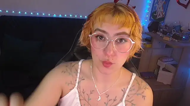 Miacatsito3 online show from June 13, 2026, 4:21 am