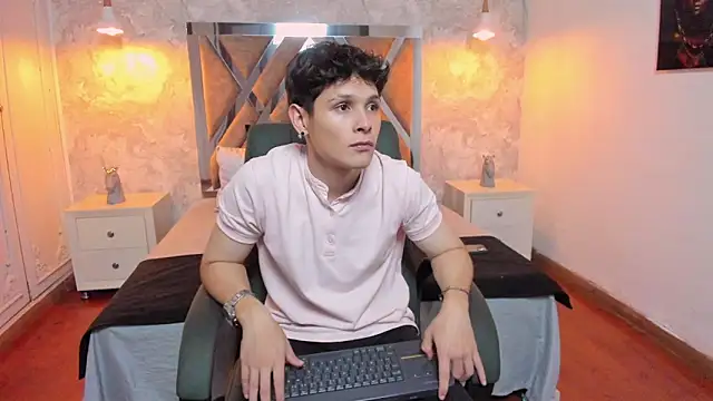 Snapshot of kraven_lust chatting on September 18, 2025, 4:37 am kraven lust online show from September 18, 2025, 4:37 am