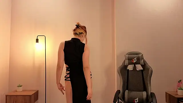 Frences Eyes online show from December 4, 2025, 1:32 pm