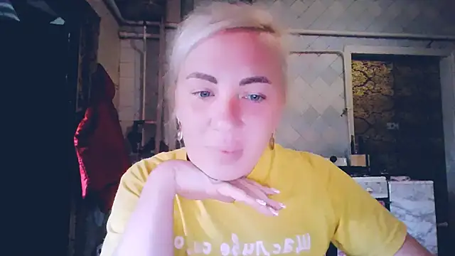 EmmaCat  online show from May 25, 2026, 5:40 am