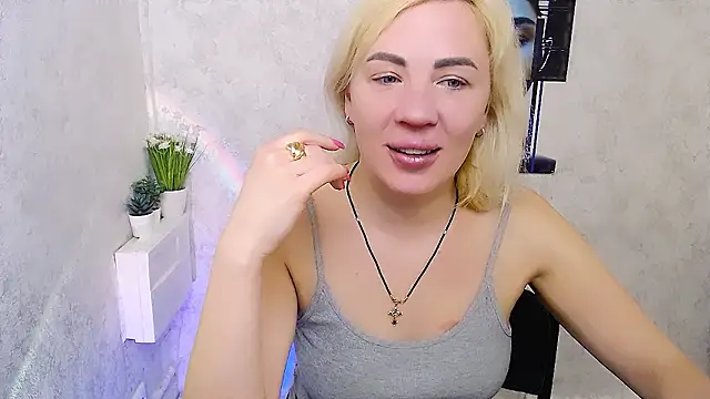 EmmaCat  online show from February 2, 2026, 7:18 am