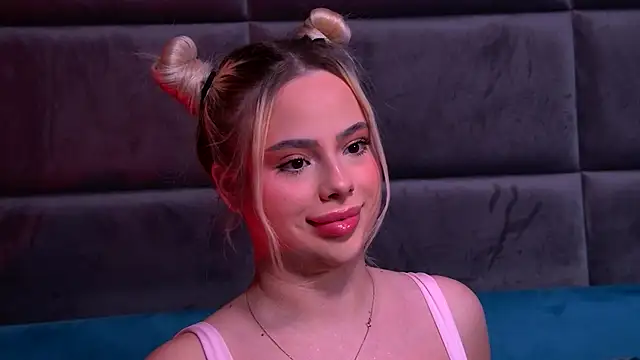 YssabelFox online show from December 4, 2025, 2:16 pm