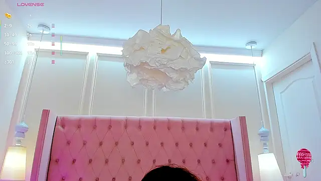 HelenTiny online show from April 17, 2026, 8:00 pm