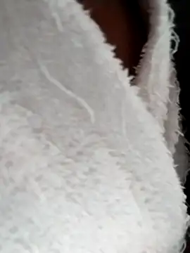 LaraCaliente online show from November 18, 2025, 1:03 pm