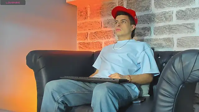 kevinn blue1 online show from December 5, 2025, 4:33 am