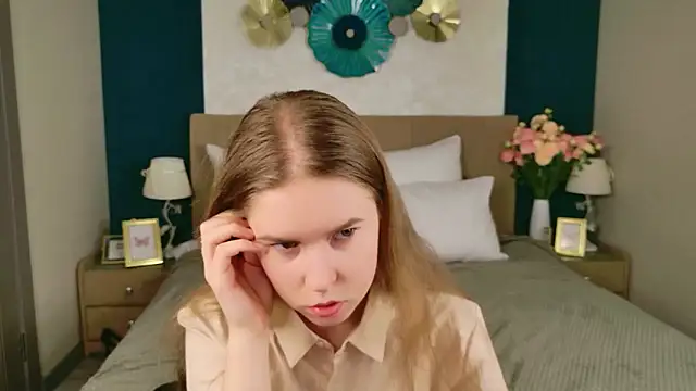 Snapshot of Alida_Brice chatting on December 19, 2025, 5:43 am Alida Brice online show from December 19, 2025, 5:43 am