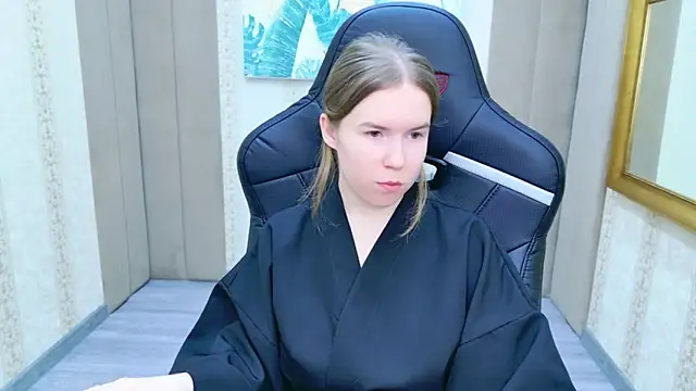 Snapshot of Alida_Brice chatting on December 18, 2025, 5:45 am Alida Brice online show from December 18, 2025, 5:45 am