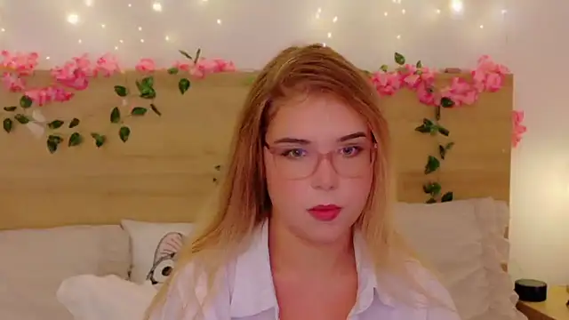 Snapshot of Lilith_Bonheur chatting on November 29, 2025, 10:21 pm Lilith Bonheur online show from November 29, 2025, 10:21 pm