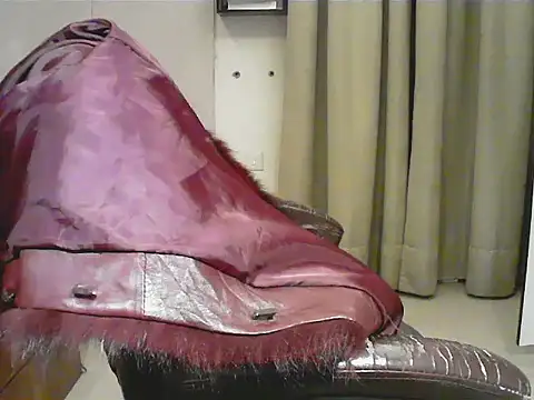 short girl  online show from January 18, 2026, 1:25 pm