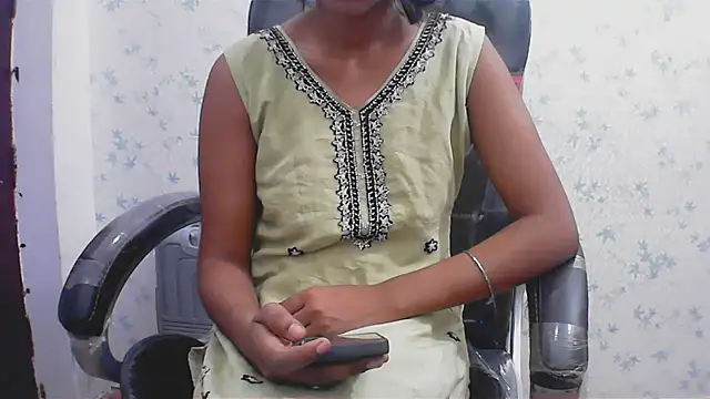 short girl  online show from April 18, 2026, 5:37 pm