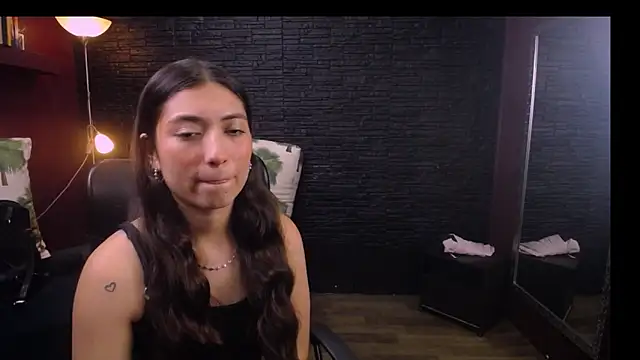 Snapshot of Lizzie_Collin chatting on October 1, 2025, 1:37 pm Lizzie Collin online show from October 1, 2025, 1:37 pm