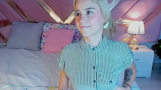 ChloeLaurentt online show from December 22, 2025, 1:22 pm