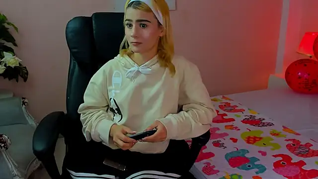 ChloeLaurentt online show from February 25, 2026, 2:28 pm