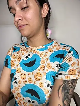 Snapshot of Isabella-Teen chatting on December 4, 2025, 2:10 am Isabella-Teen online show from December 4, 2025, 2:10 am