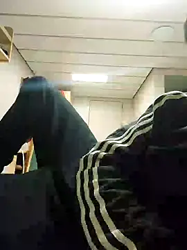 Alecumload online show from September 23, 2025, 3:46 am