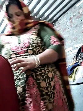 Mmm143 online show from December 18, 2025, 4:39 am