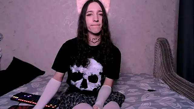 SilverMuse  online show from November 16, 2025, 2:27 am