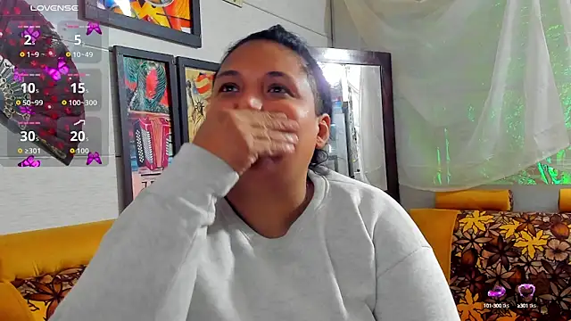 Girl luna  online show from October 11, 2025, 5:36 pm