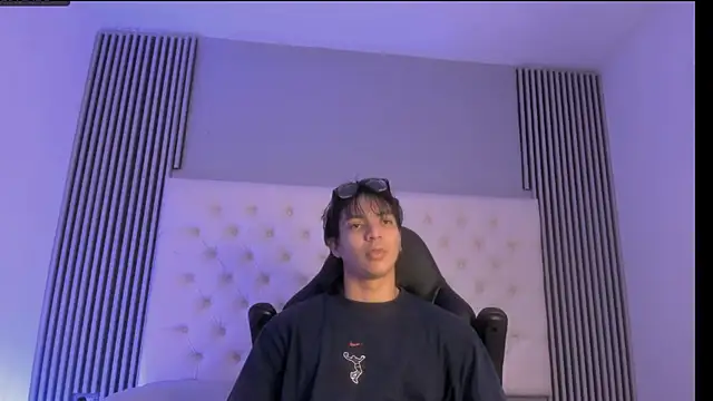 toji luxxer online show from November 24, 2025, 2:44 am