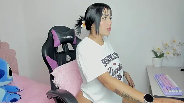 Snapshot of evelynrojas chatting on November 25, 2025, 12:33 am evelynrojas online show from November 25, 2025, 12:33 am