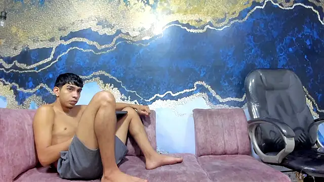 Juicy Creww online show from November 23, 2025, 9:41 am