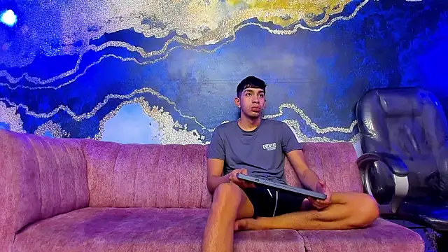 Juicy Creww online show from November 10, 2025, 8:52 am