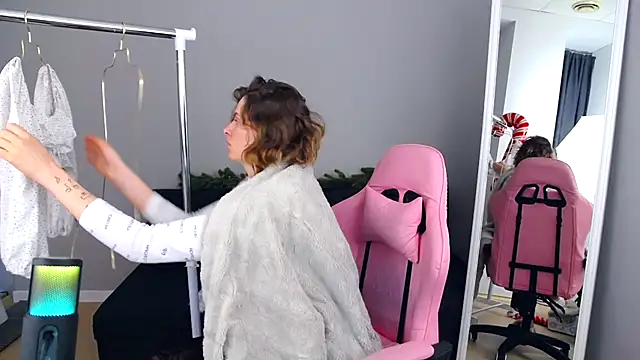 Snapshot of SabrinaRayX chatting on December 14, 2025, 8:09 am SabrinaRayX online show from December 14, 2025, 8:09 am