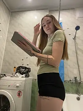 MilaMoone online show from April 13, 2026, 7:07 pm