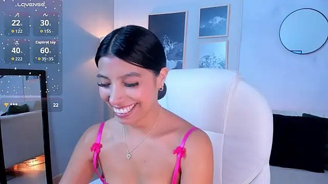 Snapshot of Tiffany_Low chatting on December 3, 2025, 1:10 pm Tiffany Low online show from December 3, 2025, 1:10 pm