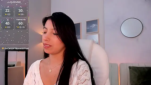 Snapshot of Tiffany_Low chatting on November 22, 2025, 1:54 pm Tiffany Low online show from November 22, 2025, 1:54 pm