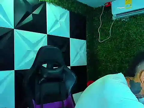 boy tatto777 online show from September 18, 2025, 1:25 pm